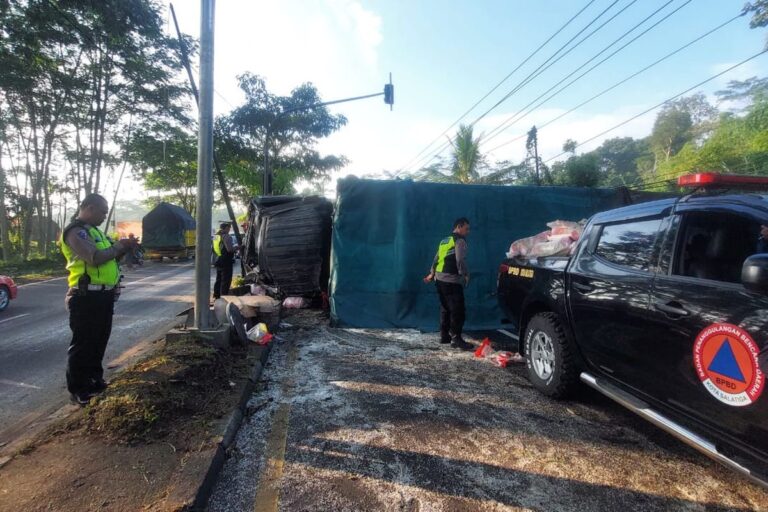 Lalin Lingkar Salatiga Macet Total Usai Truk Muat 25 Ton Beras Terguling