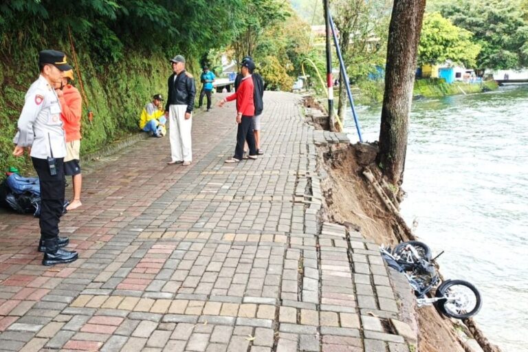 Hujan Deras Picu Longsor di Tebing Selatan Telaga Sarangan, 7 Motor Terperosok