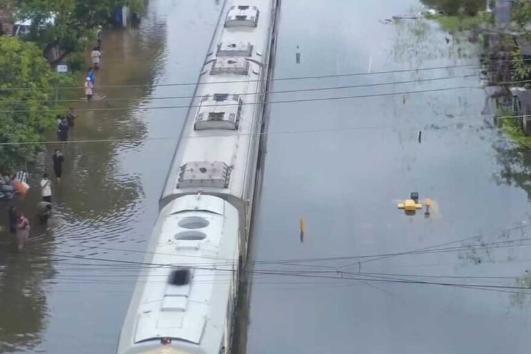 Banjir Pekalongan Lumpuhkan 11 Perjalanan Kereta Api dari Jakarta