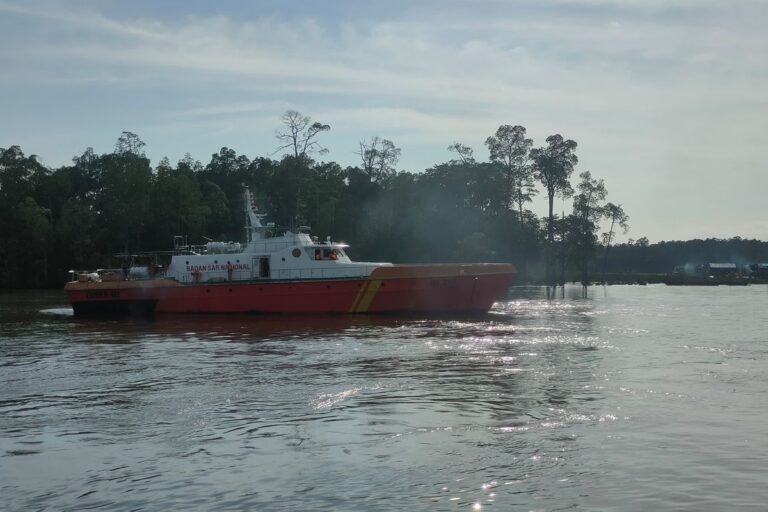 Kapal Ikan KM Putra Siantan Tenggelam, 12 Orang Selamat Berkat Bantuan KRI