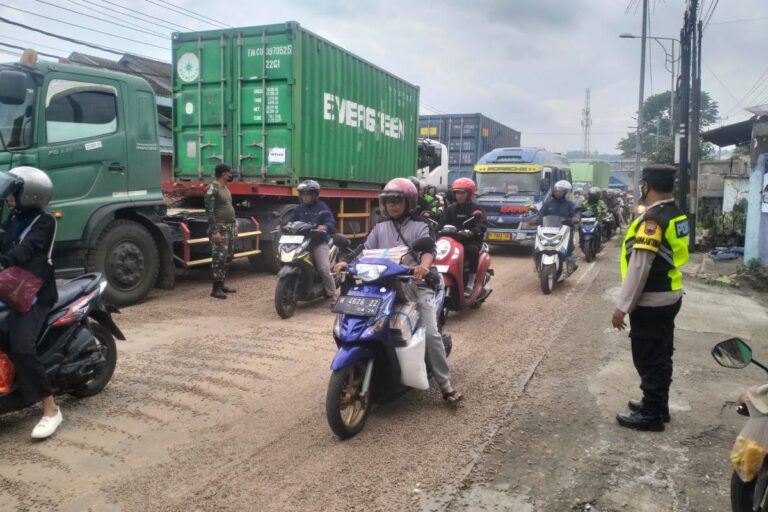 25 Ton Muatan Partikel Kayu Tumpah di Jalan, Akibatkan Kemacetan Lalu Lintas Solo-Semarang