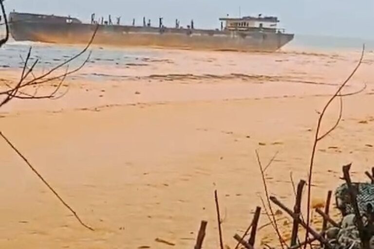 Kapal Pengangkut CPO Kandas, Muatan Puluhan Ton Tumpah ke Laut Sumenep