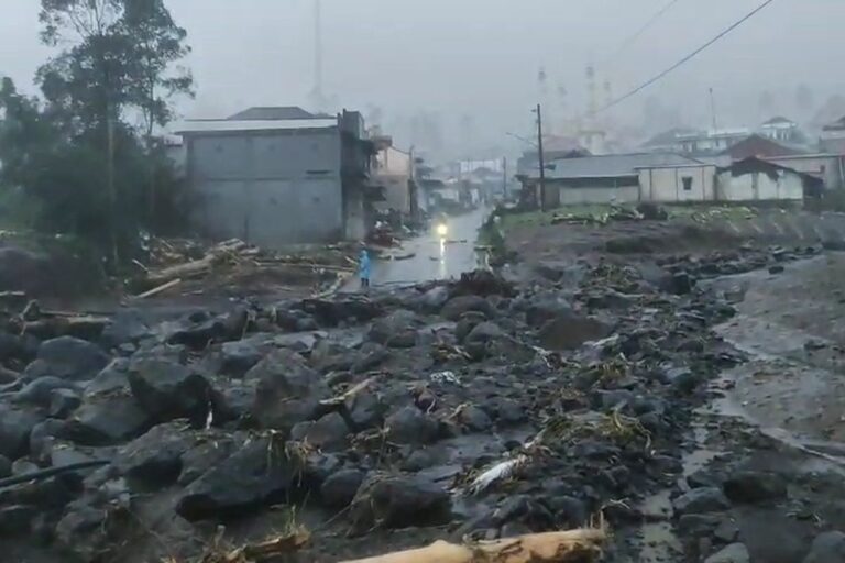 Ratusan Warga Lereng Slamet Terisolasi Akibat Banjir Bandang