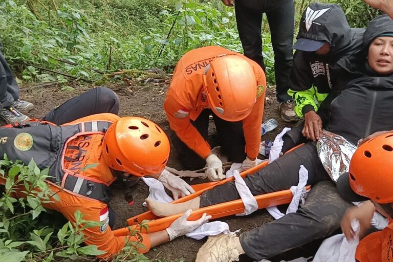 Tergelincir di Medan Licin Gunung Abang, Pendaki Dievakuasi Setelah Patah Tulang Kaki