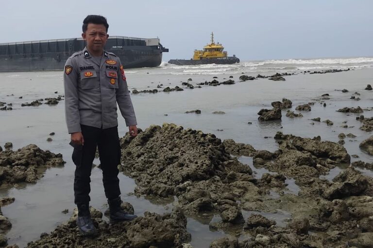 Dihantam Cuaca Buruk, Kapal Tongkang Masih Terdampar di Sampang Selama 5 Hari