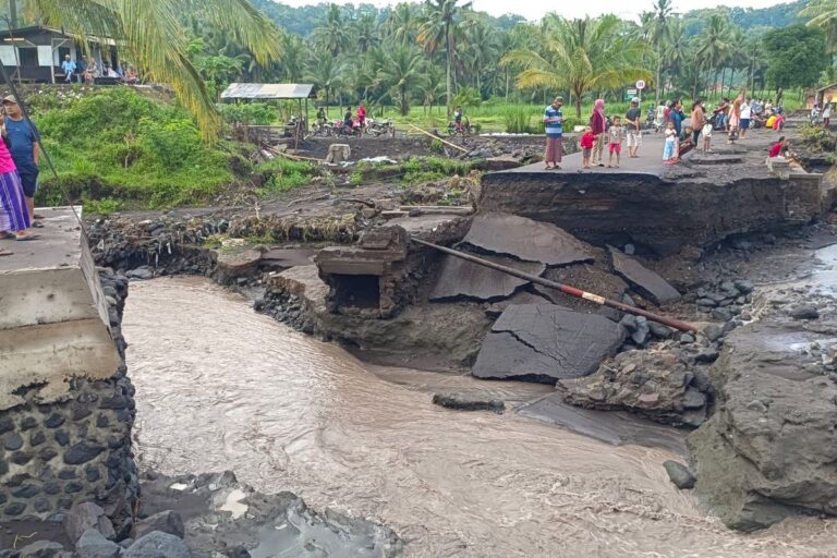 Lumpuh Total! Akses Vital Lumajang Putus Diterjang Banjir Lahar Gunung Semeru