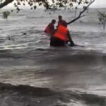 32 Penumpang Kapal Berhasil Dievakuasi Usai Kapalnya Tenggelam Diterjang Badai di Muna