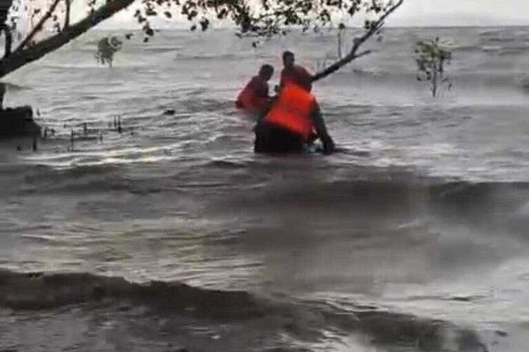 32 Penumpang Kapal Berhasil Dievakuasi Usai Kapalnya Tenggelam Diterjang Badai di Muna