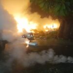 Aluminium Fosfida Jatuh dari Pikap dan Terbakar, Petugas Damkar Semprot Heavy Foam