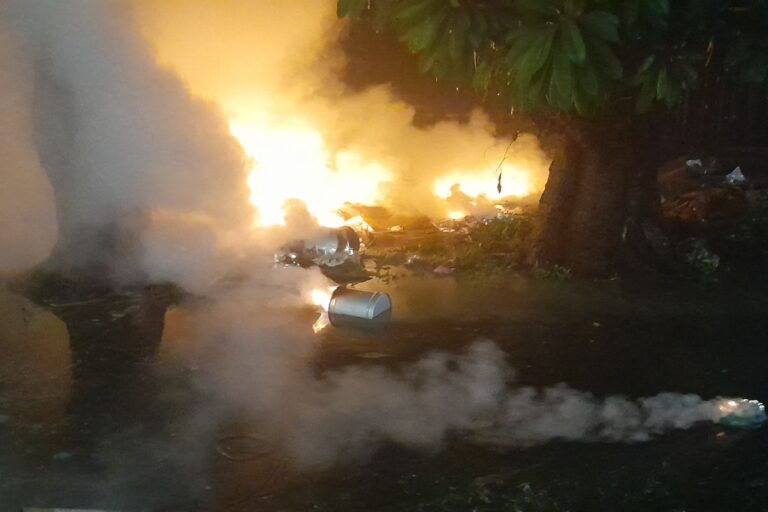 Aluminium Fosfida Jatuh dari Pikap dan Terbakar, Petugas Damkar Semprot Heavy Foam