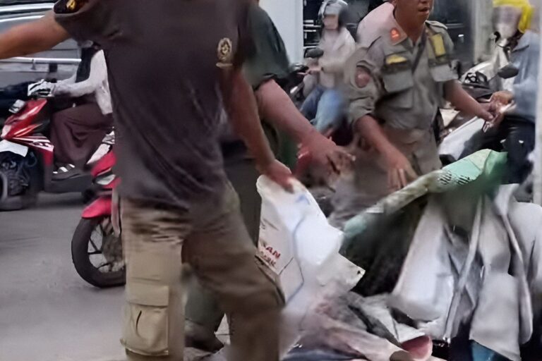 Penertiban Spanduk di Lahan Pribadi Tuai Protes, Satpol PP: Kami Hanya Jalankan Aturan