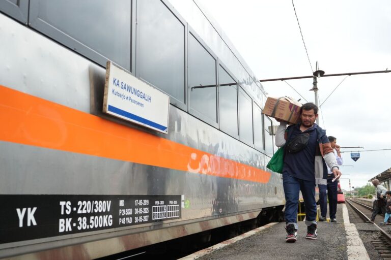 Penjualan Tiket Kereta Lebaran 2026 Tembus 1,3 Juta, KAI Buka Suara