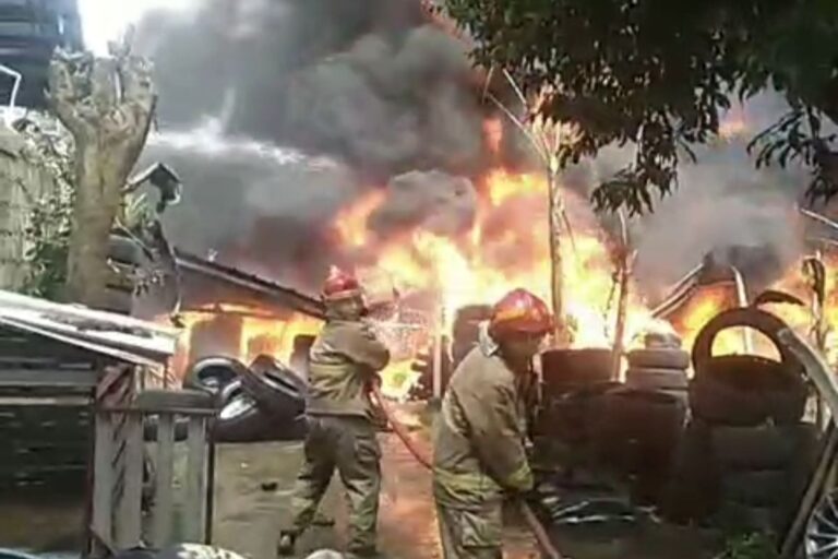 Kebakaran Gudang Ban di Bintaro, 60 Petugas Damkar Dikerahkan untuk Penanganan
