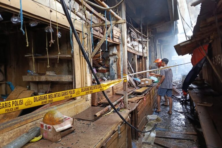 Kebakaran Hebat Landa Pasar Rebo Purwakarta Dini Hari, Ratusan Kios Ludes