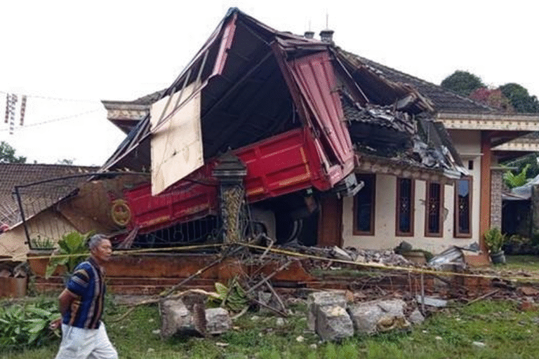 Kecelakaan Maut di Pakis Magelang, Sopir Tronton Meninggal Usai Tabrak Rumah