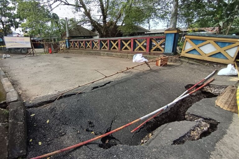 Perbaikan Tak Bertahan Lama, Jembatan Penghubung Jakarta-Bekasi Kembali Ambles