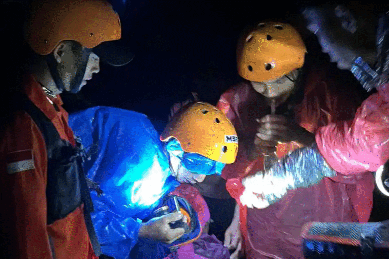 Dua Pendaki Asal Purwokerto Dievakuasi Tim Ranger Akibat Hipotermia di Gunung Bismo