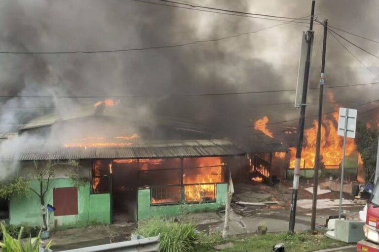 Kebakaran Hebat di Perumahan TNI Jayapura, Diduga akibat Korsleting Listrik