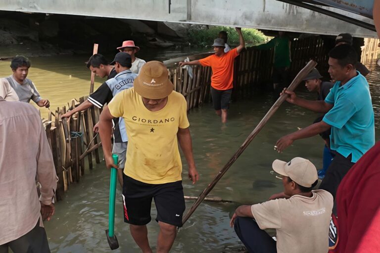 Inisiatif Warga Indramayu: Buat Akses Putar Balik di Kolong Jembatan Saat Arus Mudik
