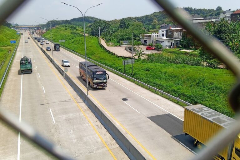 Update Arus Mudik: 33.608 Kendaraan Lintasi GT Kalikangkung, Petugas Imbau Saldo E-Toll Cukup