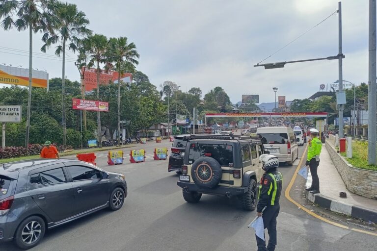 5.000 Kendaraan Masuk Kawasan Puncak, Kepolisian Berlakukan One Way Situasional