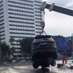 Mobil BYD Tercebur ke Kolam Bundaran HI, Diduga Sopir Hilang Kendali