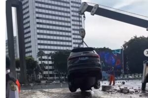 Mobil BYD Tercebur ke Kolam Bundaran HI, Diduga Sopir Hilang Kendali