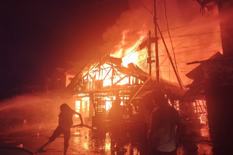 Api Hanguskan 44 Bangunan di Pasar Segiri, Petugas Damkar Kewalahan karena Akses Sempit