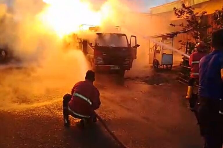 Kerugian Capai Rp350 Juta, Truk Pengangkut LPG 3 Kg Hangus Terbakar di Sukabumi