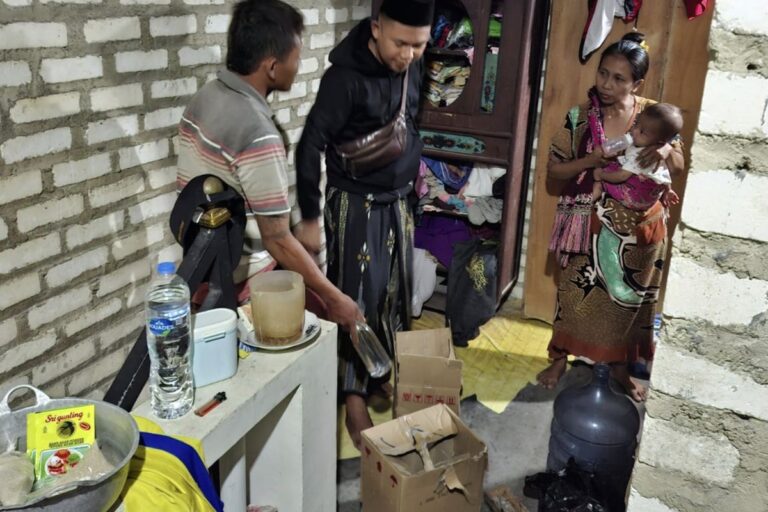 Polisi Sita 101 Botol Miras dari Dua Rumah di Pamekasan, Dua Penjual Diamankan