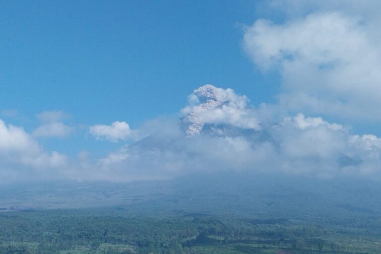 Gunung Semeru Erupsi, Awan Panas Meluncur 3,5 Kilometer ke Besuk Kobokan