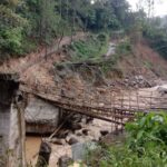 Janji Pemerintah Tinggal Kata, Warga Mesidah Terpaksa Pakai Jembatan Bambu