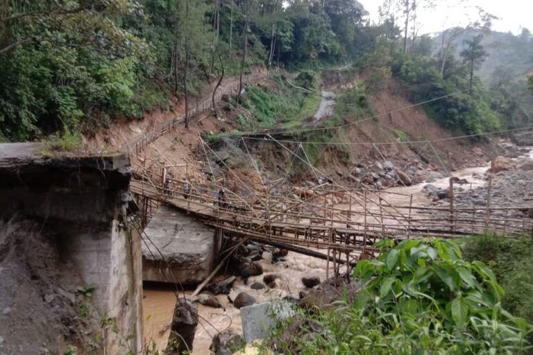 Janji Pemerintah Tinggal Kata, Warga Mesidah Terpaksa Pakai Jembatan Bambu
