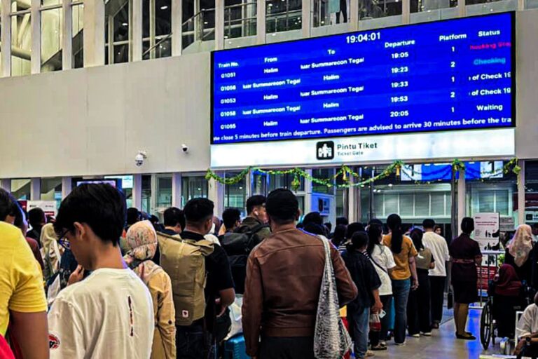 KA Ciremai Anjlok Bikin Jalur Macet, Ratusan Penumpang Papandayan Dialihkan ke Whoosh