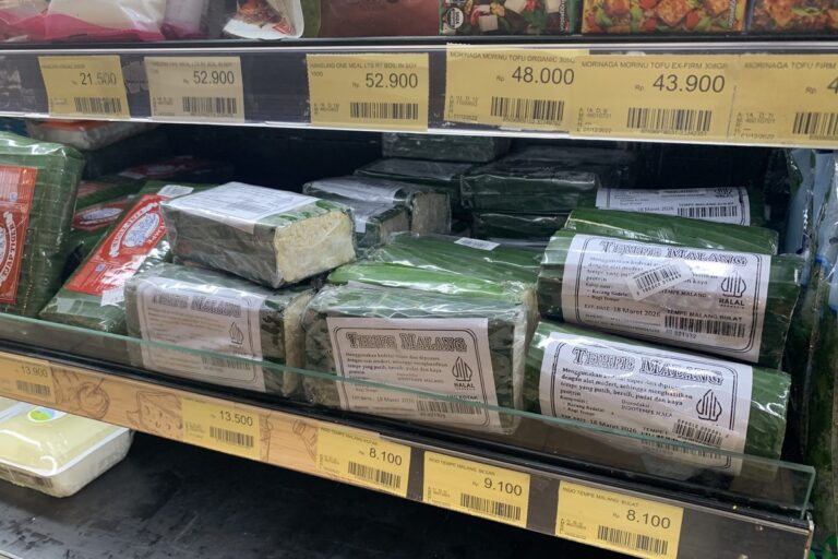 Mahalnya Harga Plastik, Perajin Tahu Bandar Lampung Mulih Coba Kemasan Daun