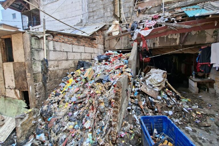 Penanganan Sampah di Rusun Angke Mandek Sebulan, Akses Jalan Tertutup Gunungan Sampah