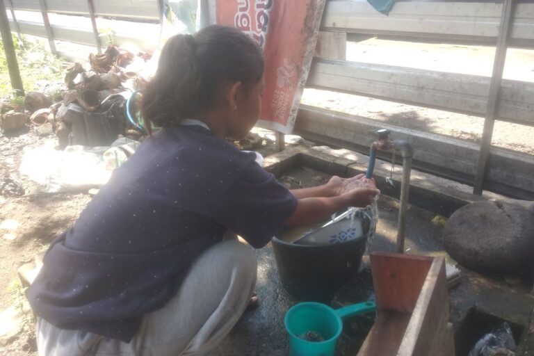 Warga Dompu Mengeluh Air PDAM Berulat dan Berbau Sejak Dua Bulan Terakhir