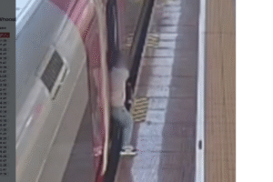 Nekat Tahan Pintu Kereta Cepat, Seorang Penumpang Whoosh Kena Peringatan dari KCIC