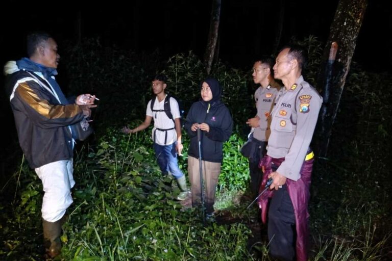 Tim Perhutani dan Polsek Plaosan Evakuasi Dua Pendaki Tersesat di Zona Rawan Lawu