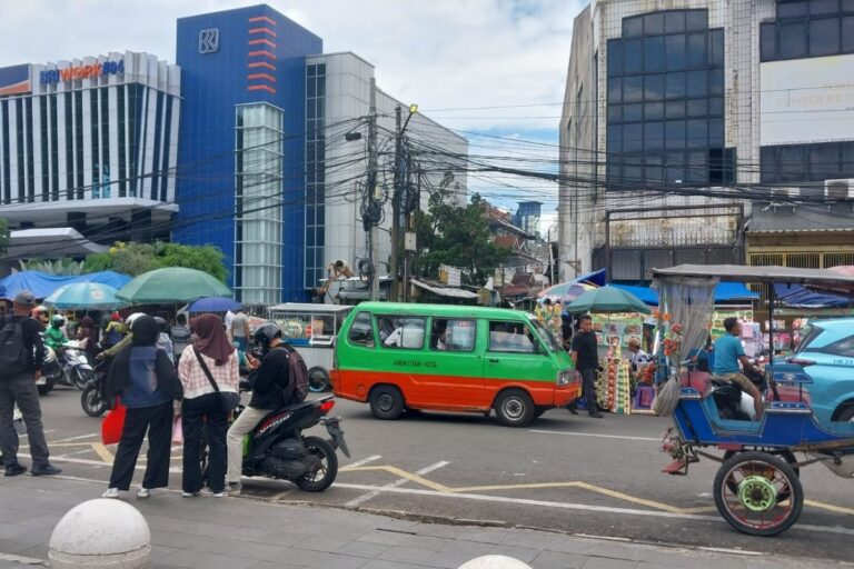 Dua Hari Usai Dibongkar Wali Kota, Lapak PKL di Alun-alun Bogor Kembali Nampak Berdiri