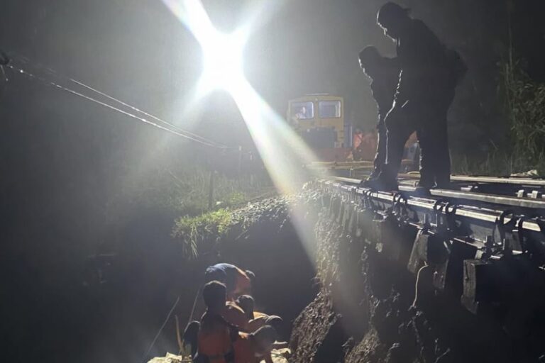 Hujan Deras Gerus Jalur di Cibeber, KAI Batalkan 6 Perjalanan KA Siliwangi dan Beri Refund Penuh