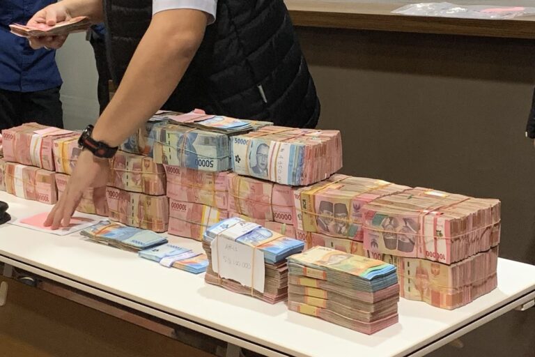 Kejati Jatim Sita Uang Rp 3 Miliar dari Praktik Pungli Perizinan di Dinas ESDM Jatim