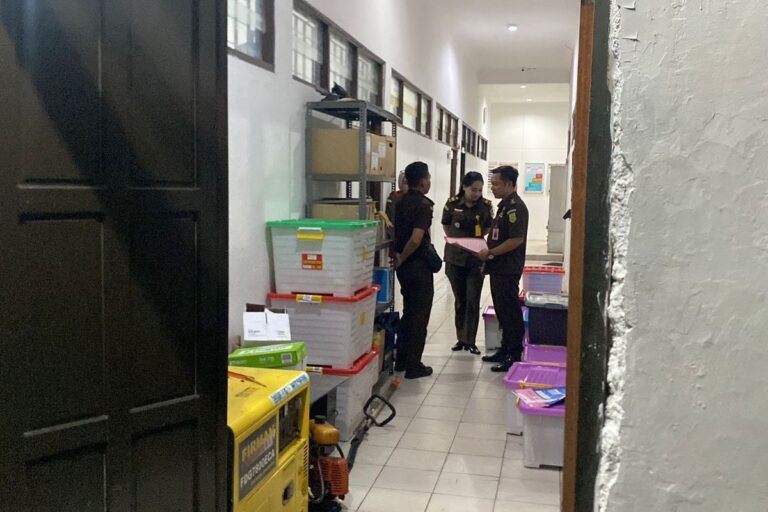 Penggeledahan di Kantor KPU Palangka Raya, Belasan Kotak Dokumen dan Laptop Disita Kejari