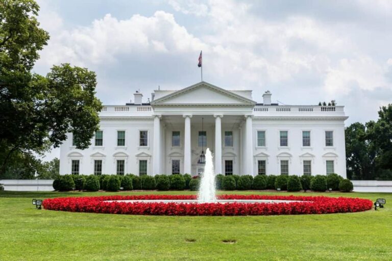 Penembakan dekat National Mall memicu lockdown Gedung Putih usai konvoi Wapres