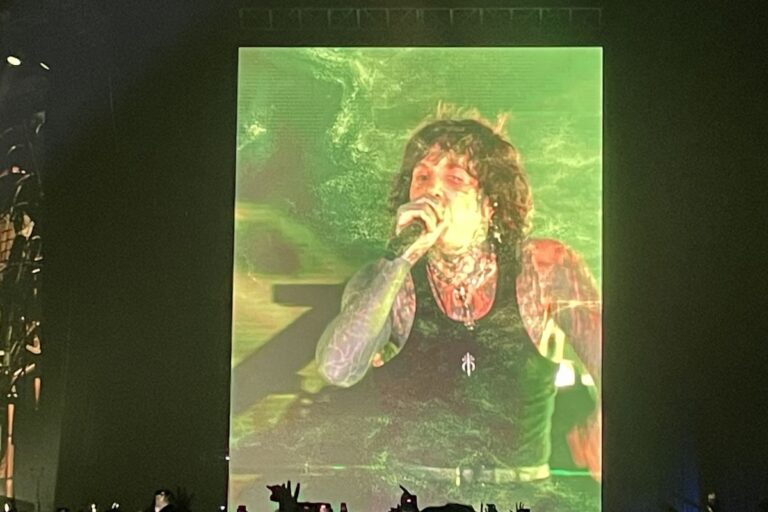 Lemparan Ponsel Penonton Akibatkan Vokalis BMTH Alami Gegar Otak Ringan