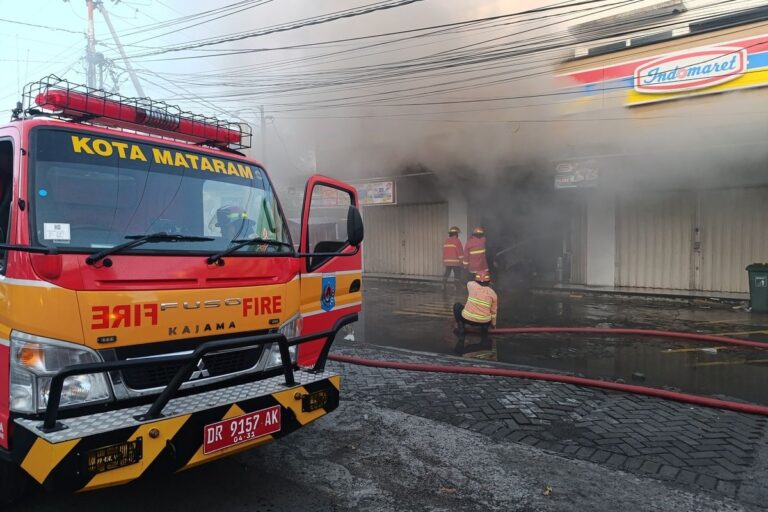 Kebakaran Gerai Indomaret di Jalan Gajah Mada Mataram, Warga Dengar Letupan Sejak Pagi