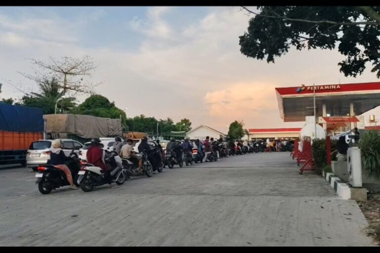 Kelangkaan Pertalite Terjadi di Riau, Antrean Panjang Warnai SPBU 