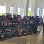 Rombongan Emak-emak Geruduk Gedung DPRD Nunukan, Protes Surat Relokasi Pasar Tani