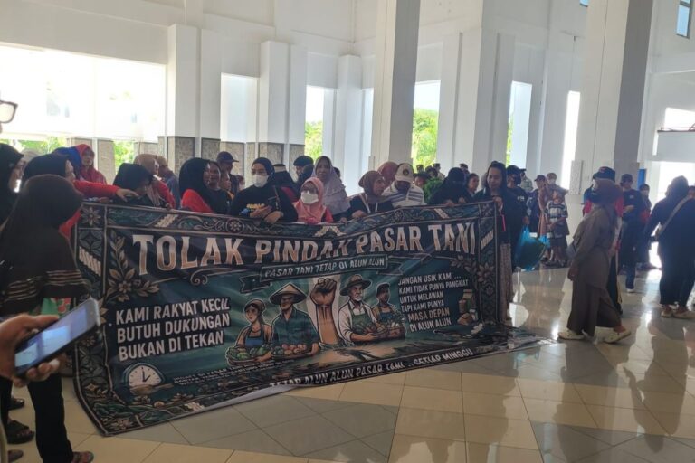 Rombongan Emak-emak Geruduk Gedung DPRD Nunukan, Protes Surat Relokasi Pasar Tani