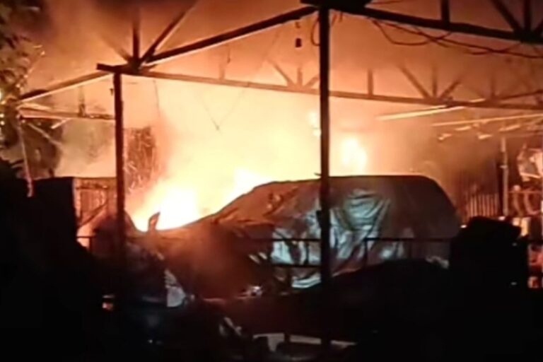 Rumah Diduga Bandar Narkoba di Rokan Hilir Dibakar Massa, Polisi Turun Jaga Lokasi 
